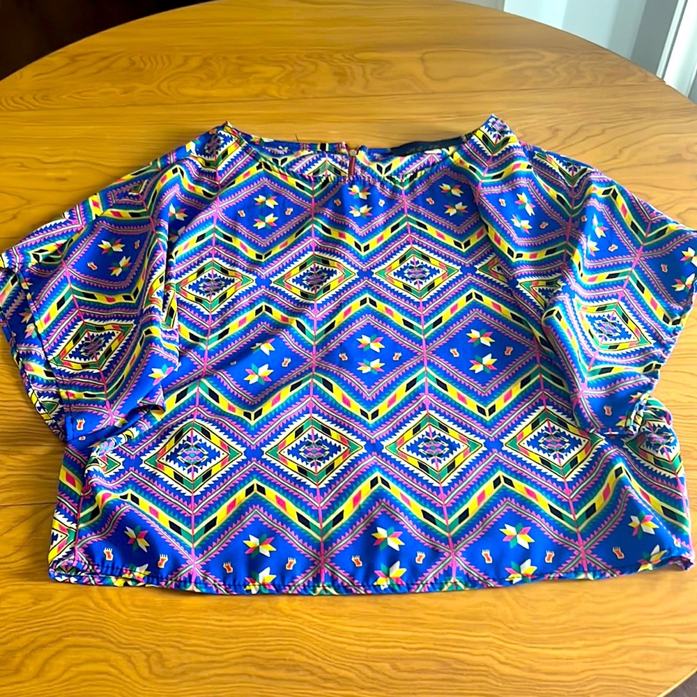 Loose fitting geometric top